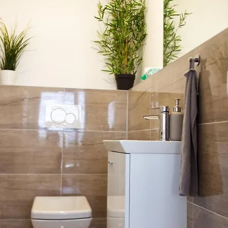 New 1 Bdr, W/private Parking * Pozsony